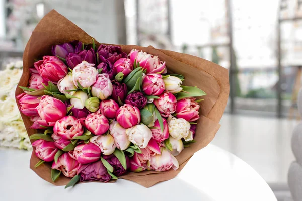 Bouquet Einer Vielzahl Von Frischen Frühlingshaften Rosa Tulpen Auf Einem — Stockfoto