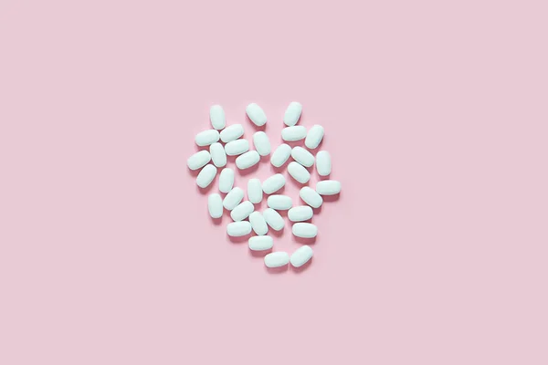 Лекарства Розовом Закрыть Белые Большие Таблетки Фармацевтической Медицинской Концепцией Плоский — стоковое фото