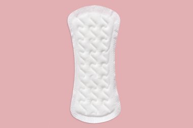 Pembe arka planda kadın hijyenik ped deseni. Kritik günlerde hijyen bakımı, kadın sağlığıyla ilgilenmek. Günlük ve aylık koruma. Uzayı kopyala Adet döngüsü.