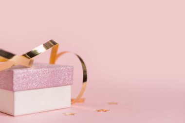 Hediye ve altın hediye kurdelesiyle şenlikli pembe arka plan. Anneler Günün kutlu olsun, Pastel renkte kadınlar günü ya da doğum günün kutlu olsun. Modelleme. Boşluğu kopyala