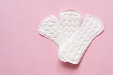 Pembe arka planda kadın hijyenik ped deseni. Kritik günlerde hijyen bakımı, kadın sağlığıyla ilgilenmek. Günlük ve aylık koruma. Uzayı kopyala Adet döngüsü.