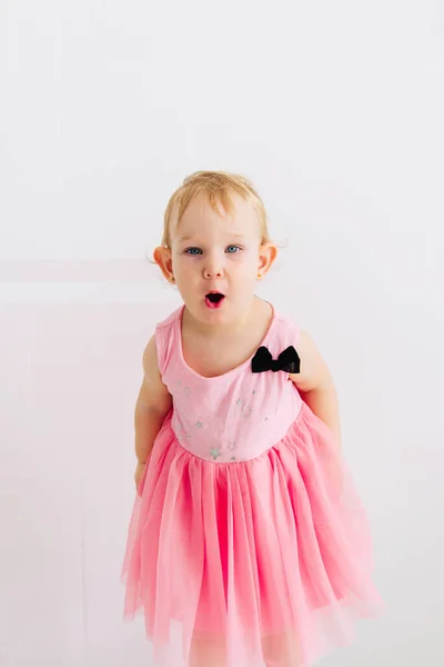 Gyermekek Érzelmeinek Fogalma Portré Szép Kisbaba Gyermek Rózsaszín Ruhával — Stock Fotó