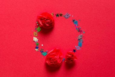 Renkli konfetiyle şenlikli çerçeve ya da kırmızı arka plan, yıldız. Düz yat, model al. Doğum günün kutlu olsun ya da tebrik kartı ve fotokopi alanı.