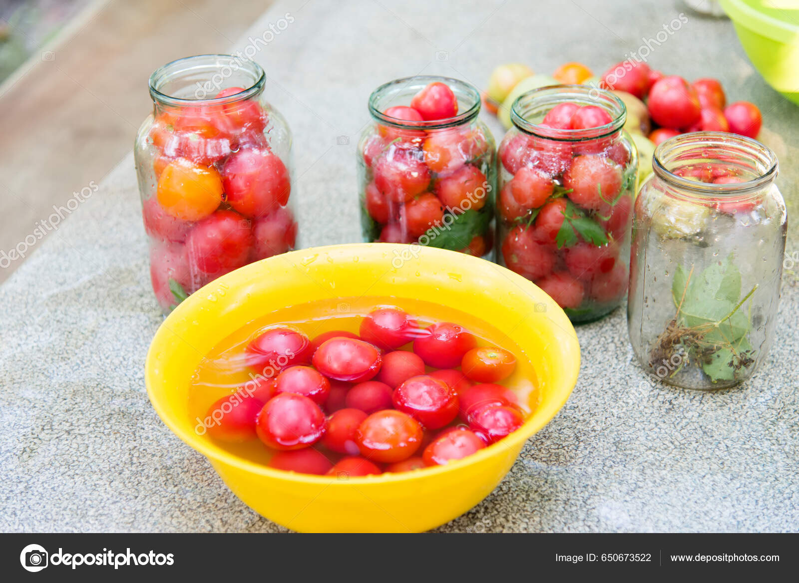Γυάλινα Βάζα Λαχανικά Ντομάτες Στη Φύση Ένα Ρουστίκ Τραπέζι Κουζίνας —  Φωτογραφία Αρχείου © sapfirhik #650673522