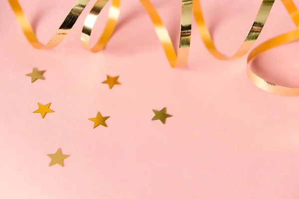 Золотые Звезды Конфетти Ленты Розовом Фоне Блестящие Блёстки Поздравительная Открытка — стоковое фото