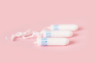  Pembe arka planda kadın hijyenik tamponları. Kritik günlerde hijyen bakımı, kadın sağlığıyla ilgilenmek. Aylık koruma. Uzayı kopyala Adet döngüsü.