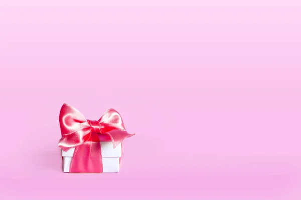 Poster Finto Confezione Regalo Bianca Delicata Con Fiocco Rosa Sfondo — Foto Stock