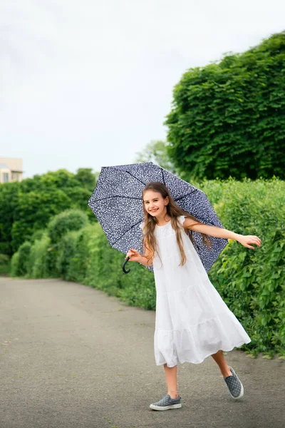 Vidám Aranyos Lány Ugrál Esernyővel Parkban Boldog Vicces Gyerek Esernyővel — Stock Fotó