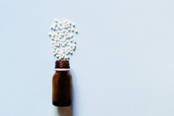 Tabletki Homeopatyczne Brązowa Makieta Niebieskim Tle Koncepcja Medycyny Alternatywnej Homeopatii — Zdjęcie stockowe