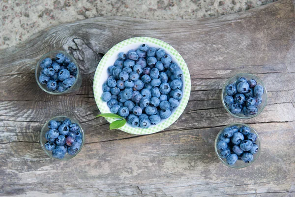 成熟的蓝莓在木制的背景 水果开胃背景 — 图库照片