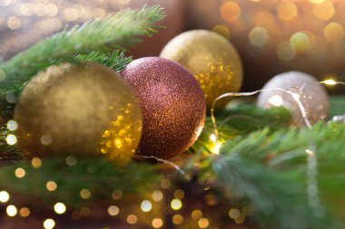 Yeşil köknar ağacında güzel noel balosu ve süslemeler. Bokeh ışıkları.