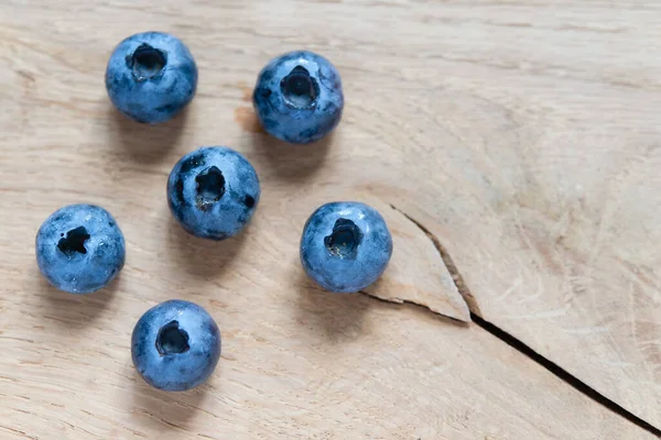 成熟的蓝莓在木制的背景 水果开胃背景 — 图库照片