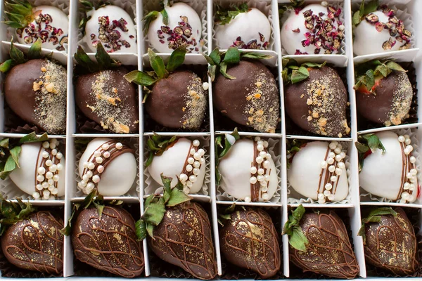 Chokladpaket Jordgubbar Choklad Utsökt Efterrätt Söt Bakgrund — Stockfoto