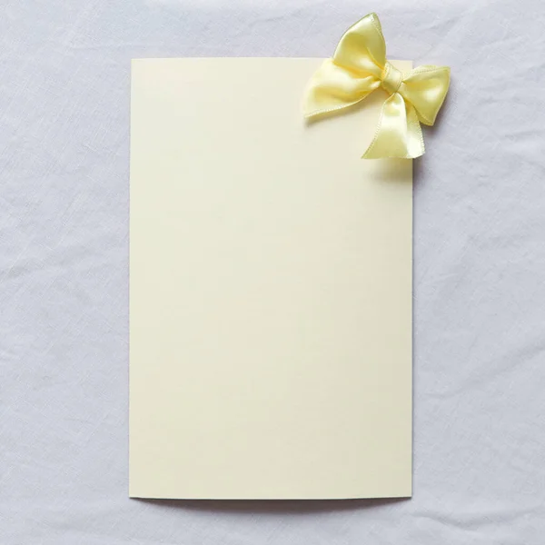 Leere Grußkarte Einladung Und Briefumschlag Attrappe Minimaler Rahmen Mit Gelber — Stockfoto