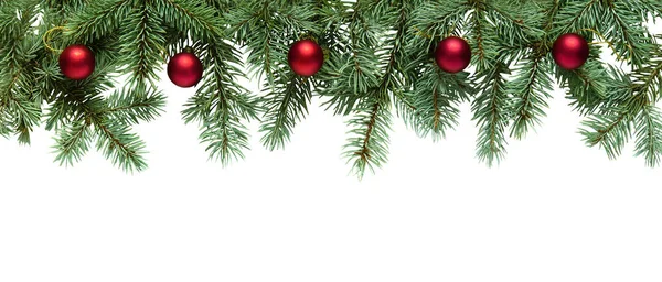 白い背景に孤立した赤いボールを持つクリスマスツリーの枝 境界線 — ストック写真