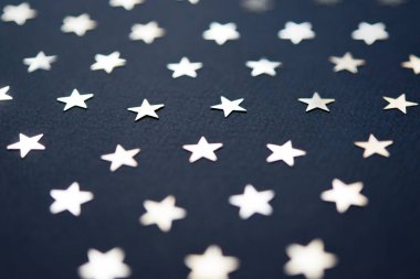 Mavi soyut tatil kare arka plan veya mavi arka planda gümüş yıldızlı konfeti dokusu. Uzayı kopyala Noel ve Yeni Yıl kartları için iyi bir zemin.