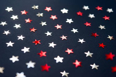 Mavi soyut tatil geçmişi ya da mavi arka planda gümüş ve kırmızı yıldızlı konfeti. Uzayı kopyala Noel ve Yeni Yıl kartları için iyi bir zemin.