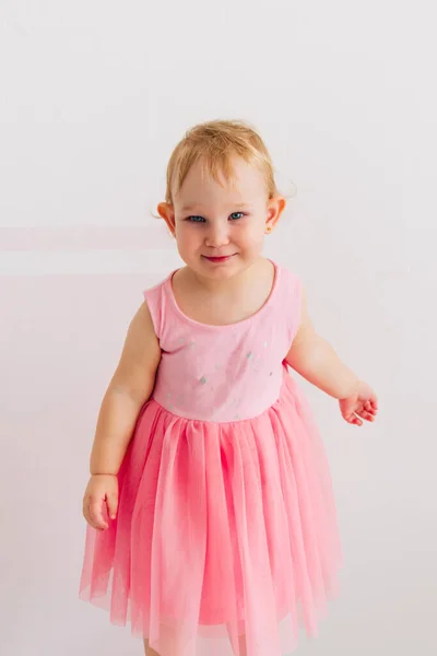 儿童情绪的概念 粉红连衣裙可爱幼儿的画像 — 图库照片