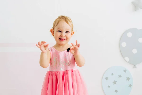 Концепція Дитячих Емоцій Портрет Милого Малюка Маленької Дитини Рожевим Платтям — стокове фото