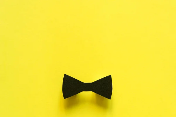 Happy Vathers Day Konzept Schwarze Stylische Papierfliege Auf Gelbem Hintergrund — Stockfoto