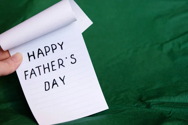 Happy Fathers Day Concept Foglio Carta Con Congratulazioni Donna Tiene — Foto Stock