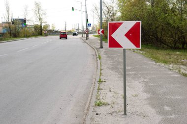 Yol çevirme uyarısı trafik işaretleri