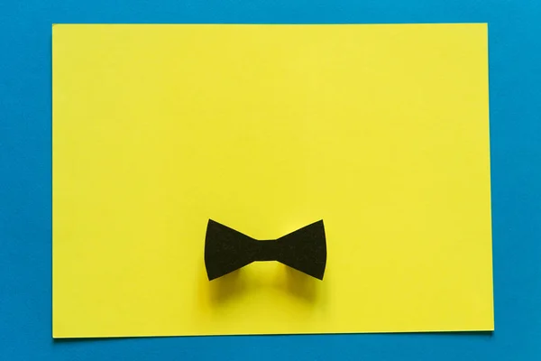 Happy Vathers Day Konzept Schwarze Stylische Papierfliege Auf Gelbem Und — Stockfoto