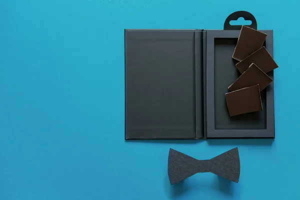 Schwarze Stylische Geschenkschachtel Schwarze Schokolade Und Schwarze Papierfliege Auf Blauem — Stockfoto