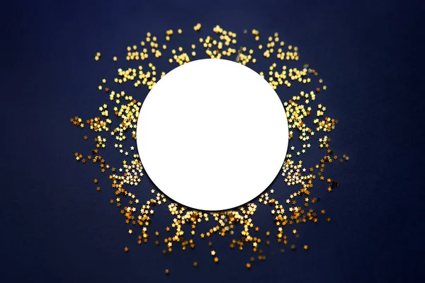 Moldura Festiva Fundo Azul Escuro Com Confete Dourado Estrela Deitado — Fotografia de Stock