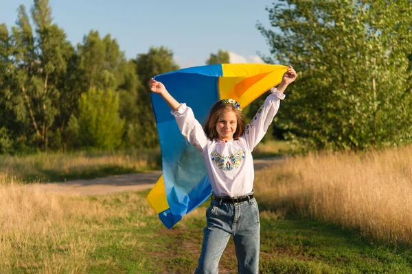 Украинская Девочка Национальной Одежде Вышивкой Венком Цветов Держащая Флаг Украины — стоковое фото