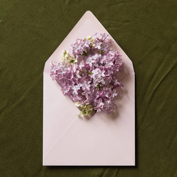 Modélisation Enveloppe Cadeau Violet Fleurs Lilas Sur Fond Textile Vert — Photo