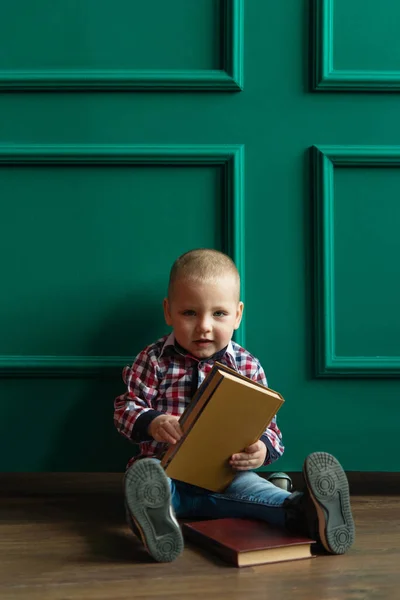Jeden Biały Chłopiec Siedzący Domu Dzień Podłodze Czytający Książkę Widok — Zdjęcie stockowe