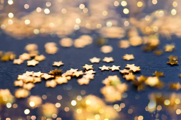 黄金の輝きのコンフェッティ抽象的な青の背景 黄金の星と豪華な新年の背景 鮮やかな色のスパンコール グリーティングカード — ストック写真