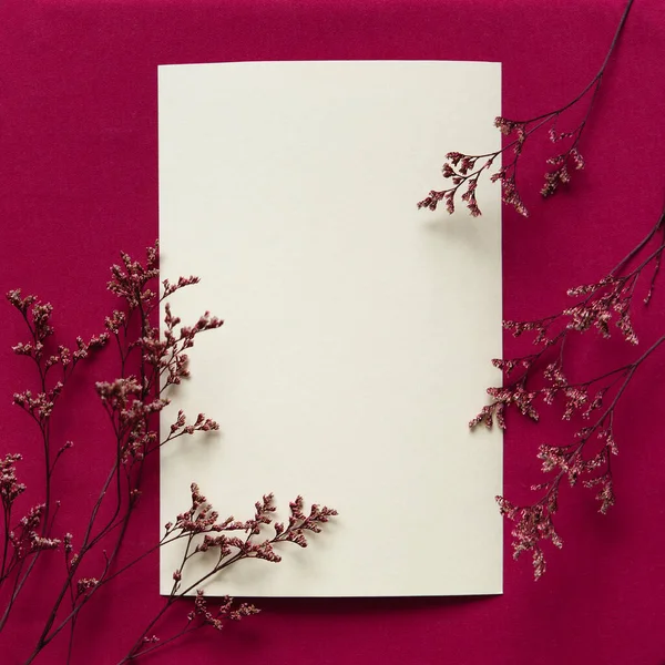 秋天的婚礼 用空白的米色纸片和装饰过的红色干花来装点空白贺卡 基本的纺织品红色底色 — 图库照片