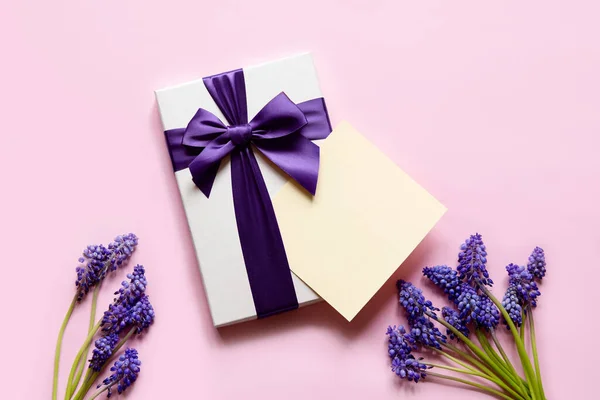 Flat Lay Composition Muscari Flowers Gift Box Envelope Mockup Blank — Stock Photo, Image