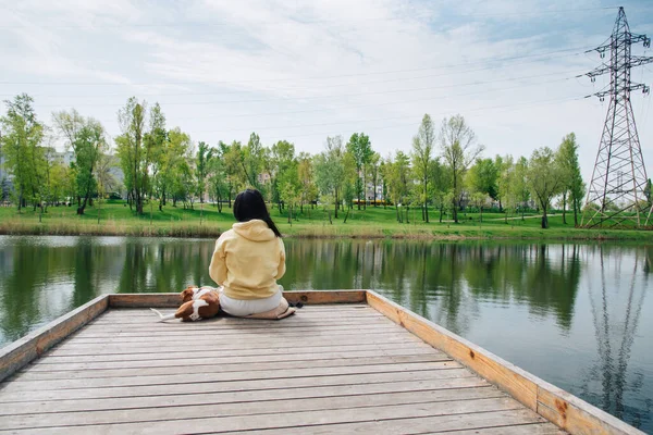 Vrouw Hond Zitten Een Houten Pier Een Vrouw Met Haar — Stockfoto