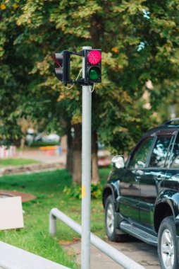 Trafik ışığı kırmızı, LED 'ler açık havada.