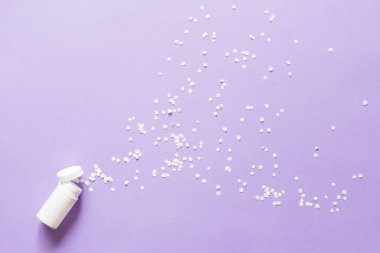 Beyaz çiçek yaprakları ve beyaz plastik şişeli narin leylak arkaplan. Çiçek dokusu. Düzen düzleştirildi. Mutlu yıllar, parti ya da fotokopi alanı olan Noel tebrik kartı.