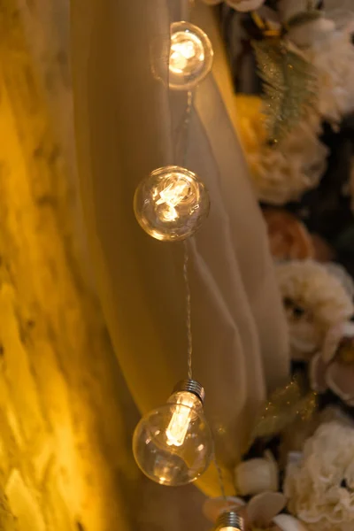 Close Του Λαμπτήρα Στο Εσωτερικό Σοφίτα Λουλούδια Στο Παρασκήνιο Φωτισμός — Φωτογραφία Αρχείου