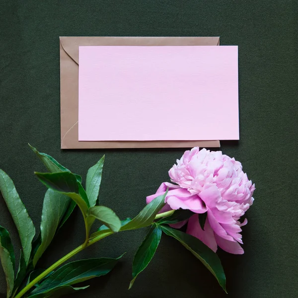 Leere Grußkarte Einladung Und Briefumschlag Attrappe Minimaler Floraler Rahmen Aus — Stockfoto