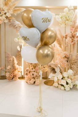 Bay ve Bayan Gold ve beyaz balonlar. Şık düğün dekorasyonu için balon unsurları olan düğün geçmişi.