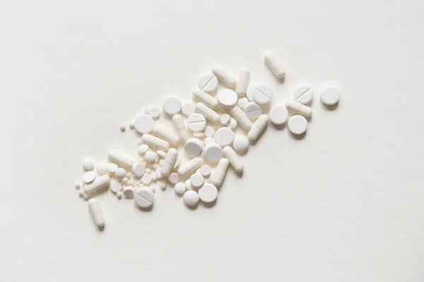 Распространенные Белые Таблетки Белом Столе Приготовьтесь Специальным Предложениям Виде Рекламы — стоковое фото