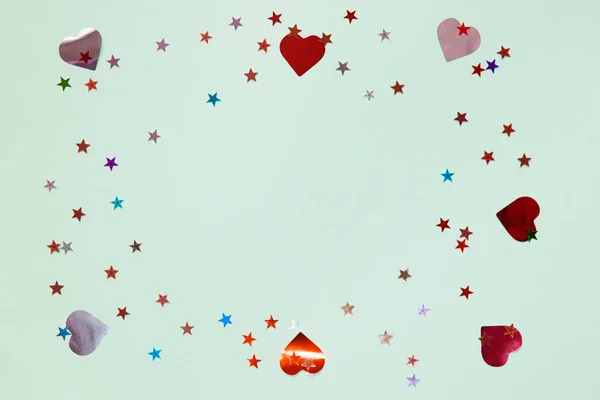 Renkli Konfetileri Kalpleri Yıldızları Olan Şenlikli Bir Çerçeve Mavi Arka — Stok fotoğraf