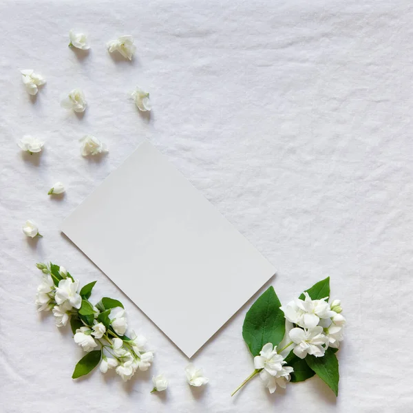 Leere Karten Attrappe Minimalistischem Blumendekor Auf Weißem Textilhintergrund Vorlage Für — Stockfoto