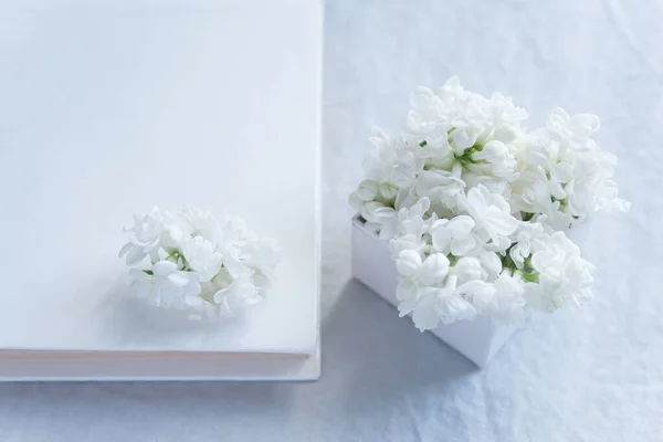 Gros Plan Bouquet Fleurs Blanches Dans Une Boîte Cadeau Blanche — Photo