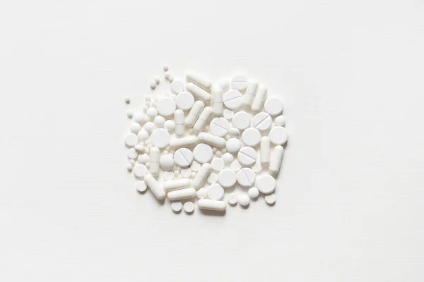 Pílulas Brancas Espalhadas Numa Mesa Branca Mock Para Ofertas Especiais — Fotografia de Stock