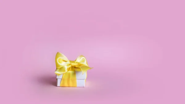 Confezione Regalo Bianca Decorata Con Fiocchi Raso Giallo Sfondo Rosa — Foto Stock