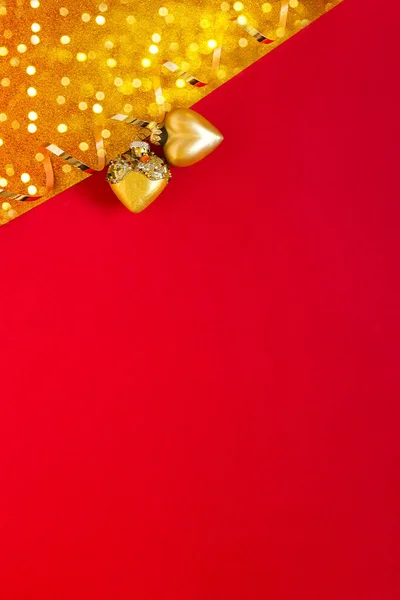 Újévi Kártya Piros Arany Színben Karácsonyi Játékok Szívek Arany Szalag — Stock Fotó