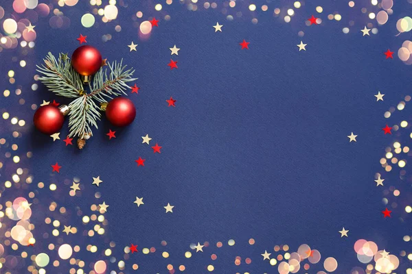 Weihnachtskarten Banner Mit Roten Kugeln Weihnachtsbaumzweigen Glitzersternen Und Bokeh Lichtern — Stockfoto