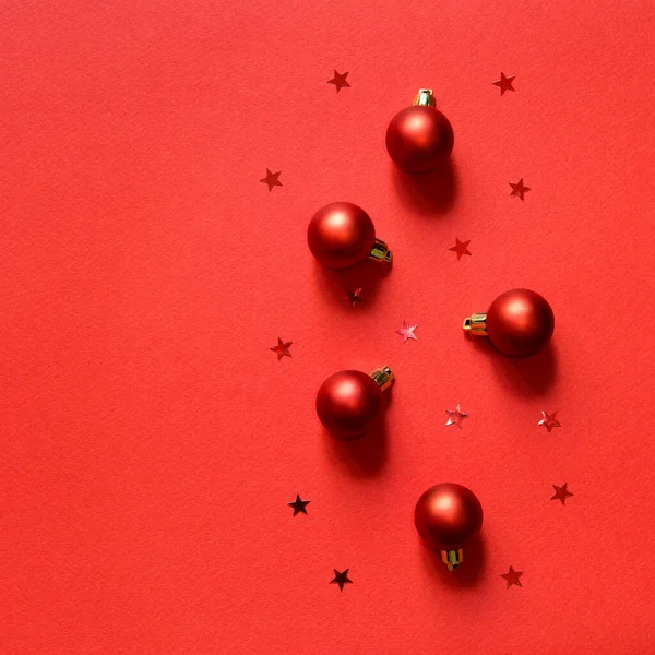 Nieuwjaarskaart Kerstspeelgoed Rode Ballen Rode Glanzende Sterren Vlak Lag Met — Stockfoto